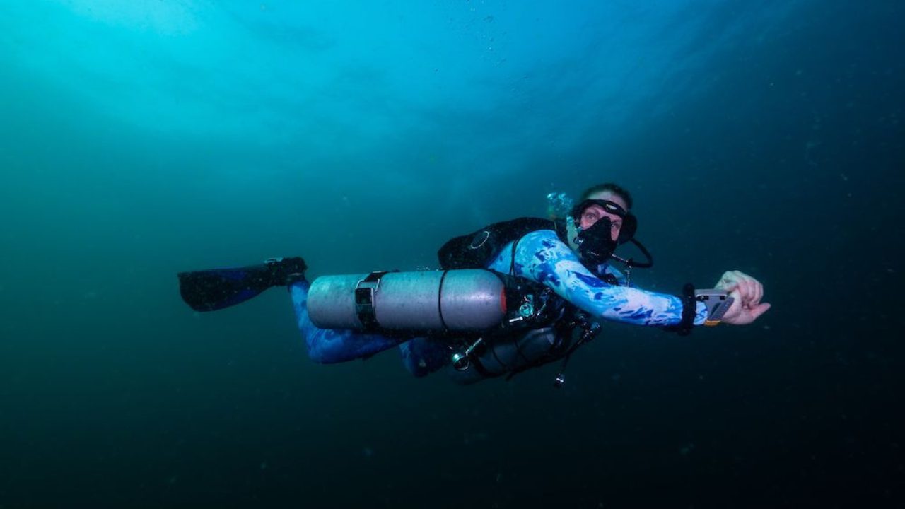 Sidemount diving configuration underwater