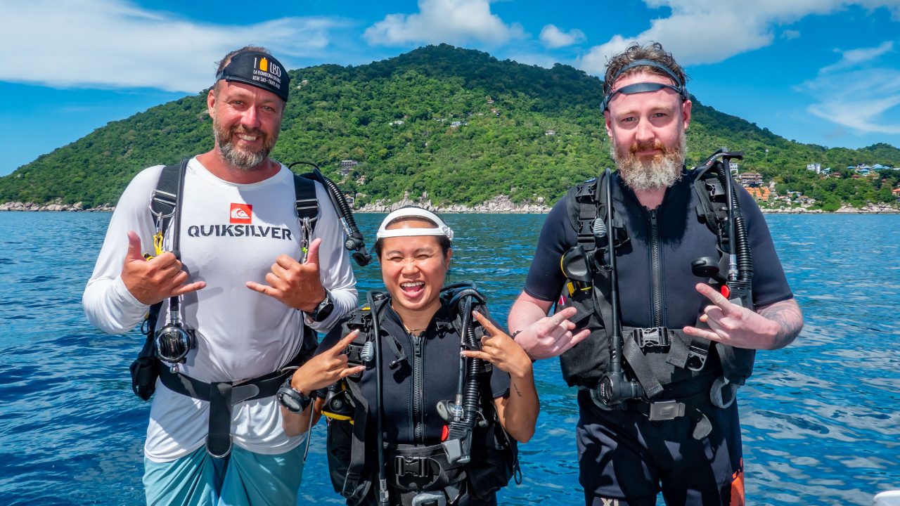 Scuba instructor teaching students