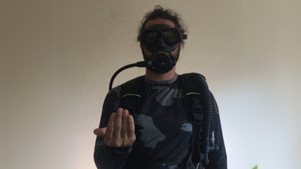 Diver making come here signal underwater